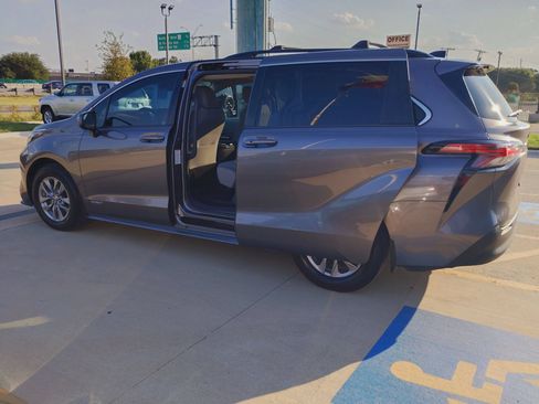 Used 2021 Toyota Sienna LE FWD image 21