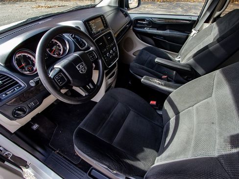 Used 2019 Dodge Grand Caravan SE w/ UConnect Hands-Free Group image 11