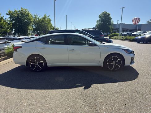 Used 2023 Nissan Altima 2.5 SR w/ SR Premium Package FWD image 4