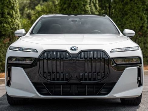 Used 2023 BMW i7 xDrive60 w/ Executive Package 2 AWD/4WD image 19