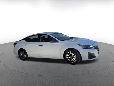 Used 2025 Nissan Altima 2.5 SV FWD image 2