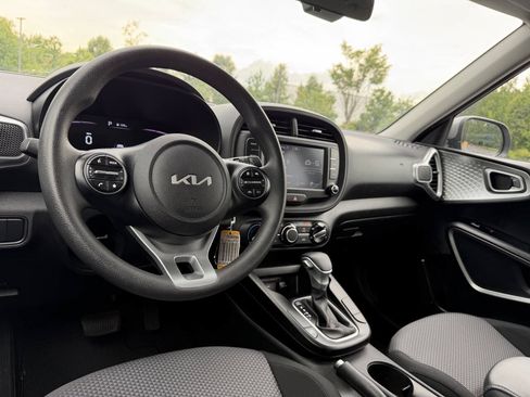 Used 2023 Kia Soul LX w/ LX Technology Package FWD image 21