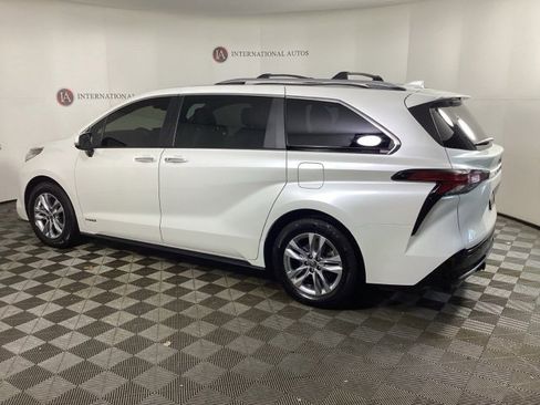 Used 2021 Toyota Sienna Limited image 7