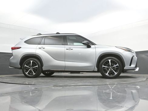 Used 2021 Toyota Highlander XSE FWD image 34
