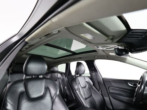 Used 2018 Volvo XC60 T5 Momentum w/ Vision Package image 40