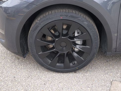 Used 2023 Tesla Model Y Long Range image 11