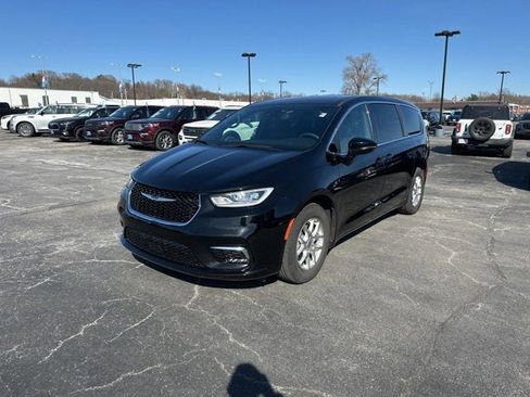 Used 2025 Chrysler Pacifica Select FWD image 3