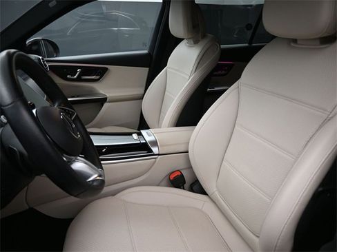 Used 2024 Mercedes-Benz GLC 300 image 33