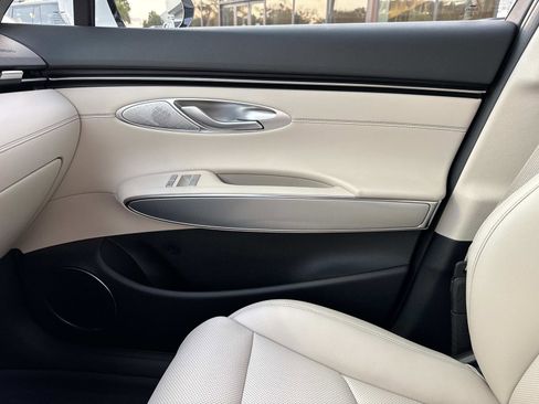 Used 2025 Genesis GV70 2.5T w/ Select Package image 25