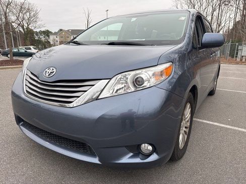 Used 2015 Toyota Sienna XLE image 1