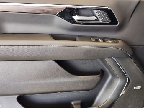 New 2025 Chevrolet Suburban Premier image 17