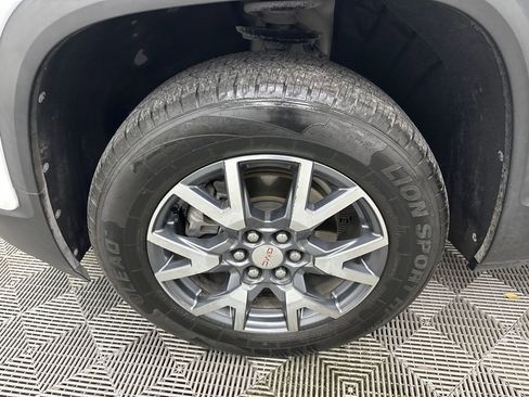 Used 2023 GMC Acadia SLT FWD image 10