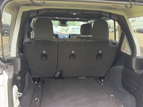 Used 2025 Jeep Wrangler Unlimited Rubicon AWD/4WD image 3