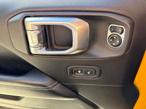 Used 2019 Jeep Wrangler Unlimited Sahara image 17