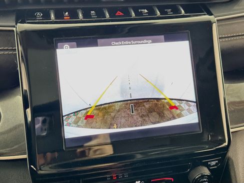 Used 2023 Jeep Grand Cherokee Laredo image 3