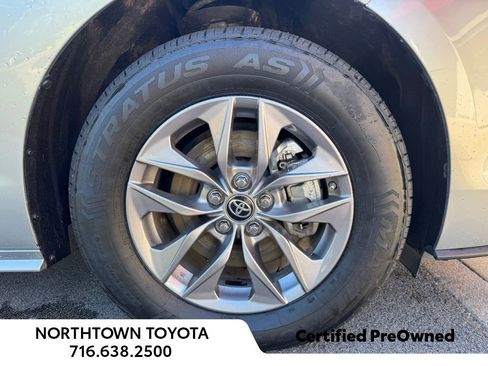 Used 2025 Toyota Sienna LE FWD image 12