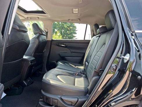 Used 2022 Toyota Highlander XLE AWD/4WD image 20