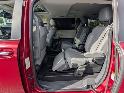Used 2024 Toyota Sienna Limited image 9