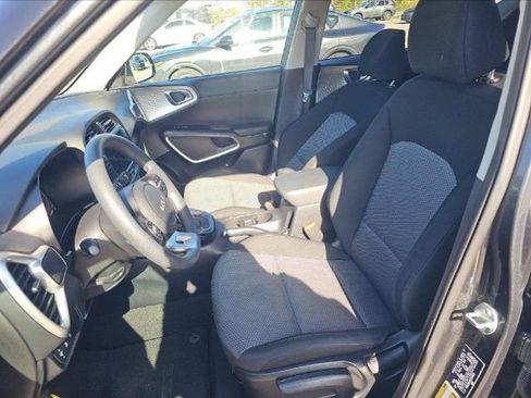 Used 2025 Kia Soul LX w/ LX Technology Package FWD image 6