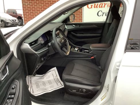 Used 2023 Jeep Grand Cherokee Laredo image 9