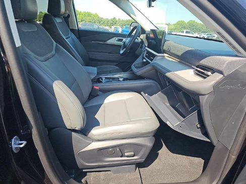 Used 2025 Ford Explorer Active w/ Active Comfort Package AWD/4WD image 11