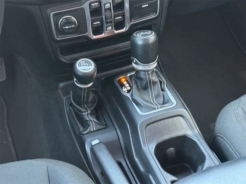 Used 2018 Jeep Wrangler Unlimited Sahara image 16