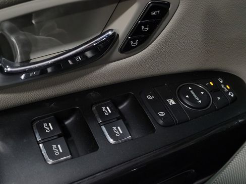 Used 2020 Kia Sedona SX image 27