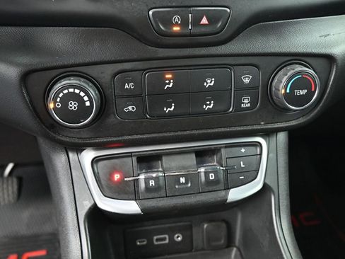 Used 2022 GMC Terrain SLE image 31