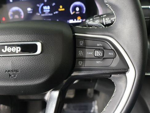 Used 2023 Jeep Grand Cherokee Laredo AWD/4WD image 39