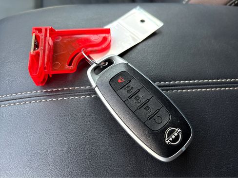 Certified 2025 Nissan Pathfinder Platinum image 33