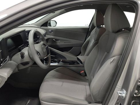 Used 2025 Hyundai Elantra SE w/ Cargo Package image 17