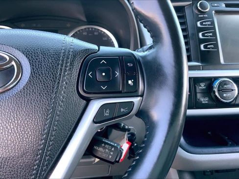 Used 2018 Toyota Highlander Plus FWD image 24