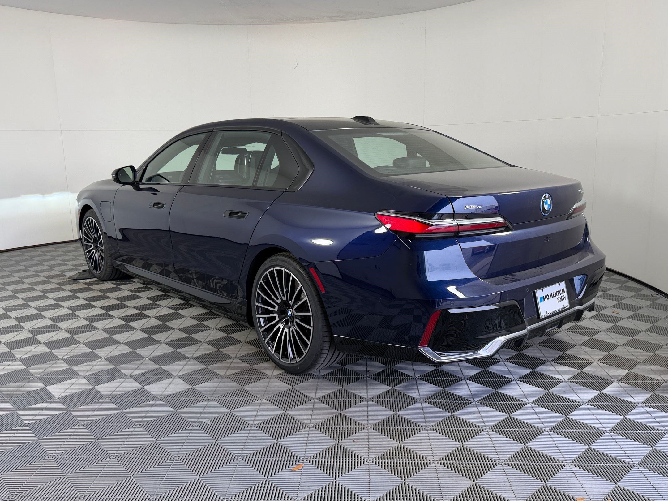 Used 2026 BMW 750e xDrive AWD/4WD image 3