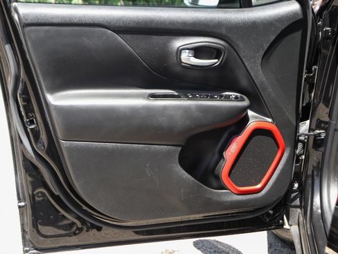 Used 2023 Jeep Renegade Trailhawk AWD/4WD image 15