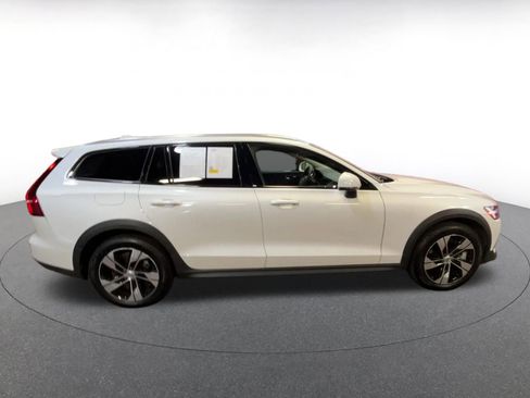 Used 2025 Volvo V60 B5 Cross Country Plus image 16