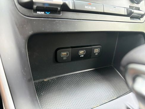 Used 2024 Kia Carnival LX FWD image 33