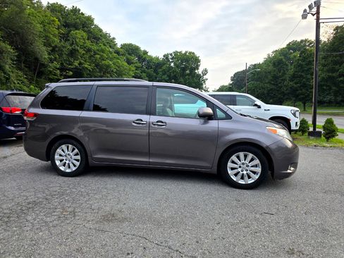 Used 2011 Toyota Sienna XLE image 4