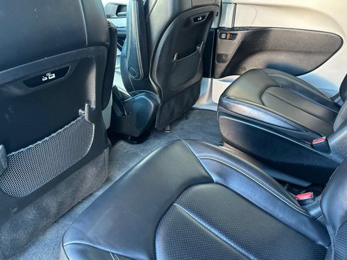 Used 2024 Chrysler Pacifica Limited FWD image 15
