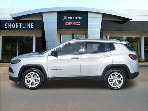 Used 2024 Jeep Compass Latitude AWD/4WD image 6