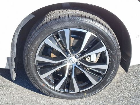 Certified 2023 Volvo XC60 B5 Plus w/ Climate Package image 8