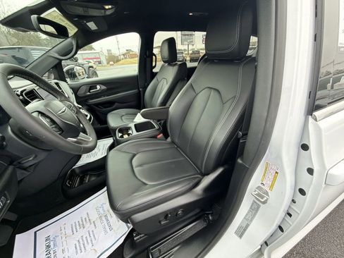Used 2025 Chrysler Voyager LX FWD image 17