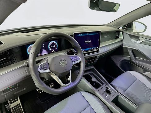 New 2025 Volkswagen Tiguan SE R-Line image 10