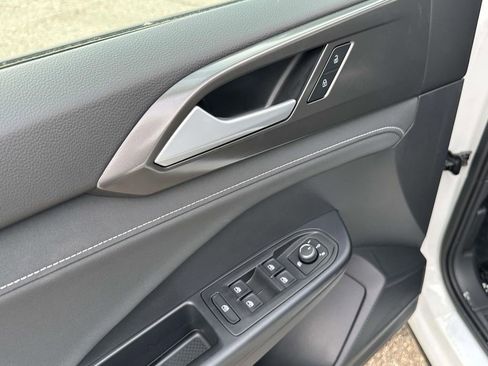 New 2025 Volkswagen Taos SE FWD image 12