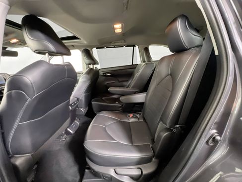 Used 2022 Toyota Highlander XLE image 23