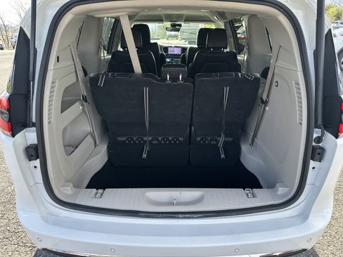Used 2023 Chrysler Pacifica Touring-L image 5