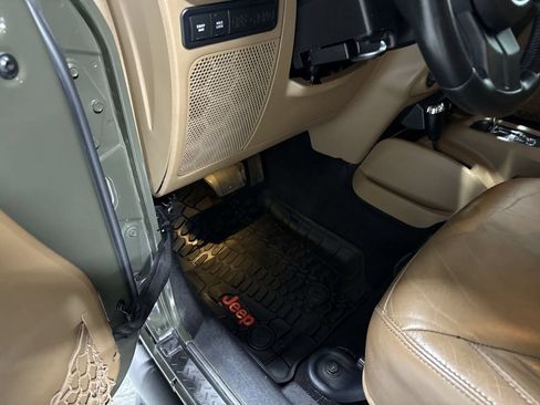 Used 2015 Jeep Wrangler Unlimited Rubicon w/ Dual Top Group AWD/4WD image 10