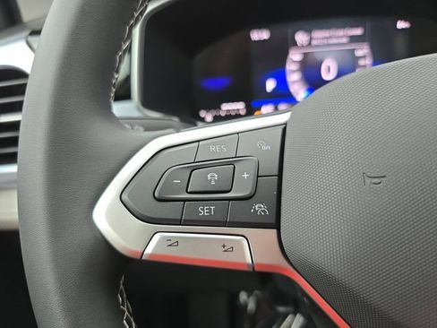 Certified 2025 Volkswagen Taos SE FWD image 16