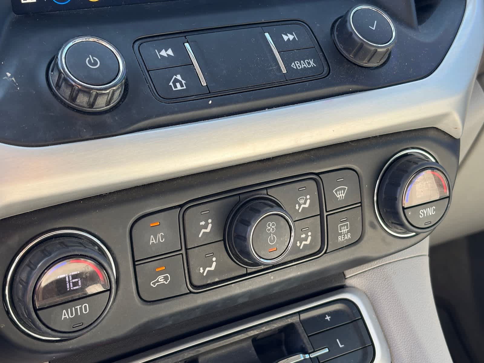 Used 2021 GMC Acadia SLT w/ Technology Package FWD image 18