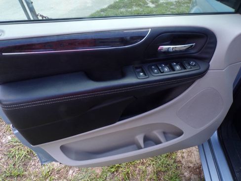 Used 2013 Chrysler Town & Country Touring image 15