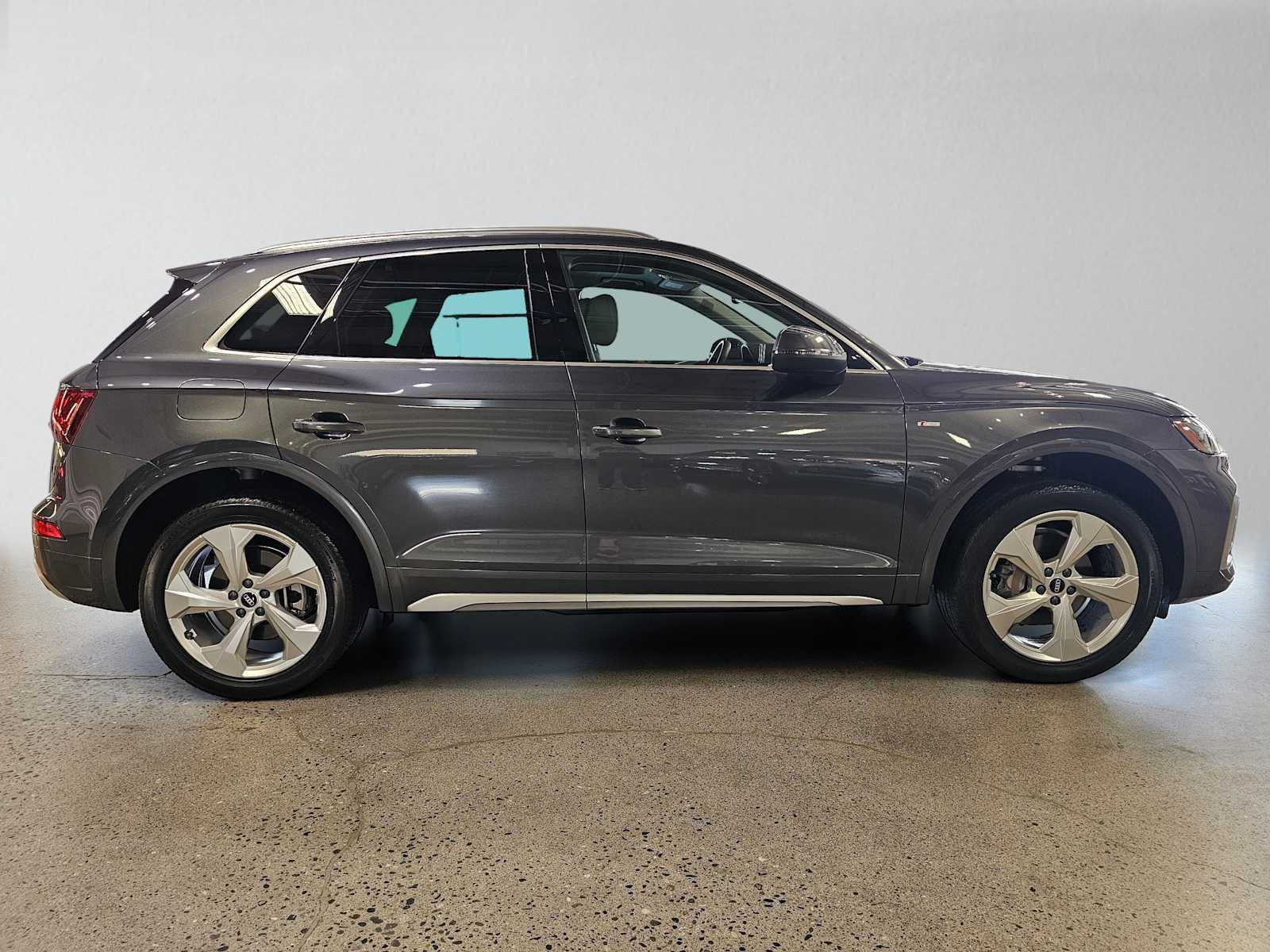 Used 2023 Audi Q5 2.0T Premium Plus w/ Premium Plus Package AWD/4WD image 2